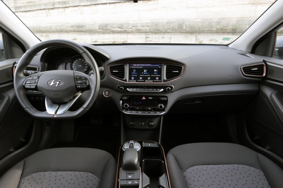 Торпедо Hyundai IONIQ electric 2016 года  (WW) (фото 36 из 41)